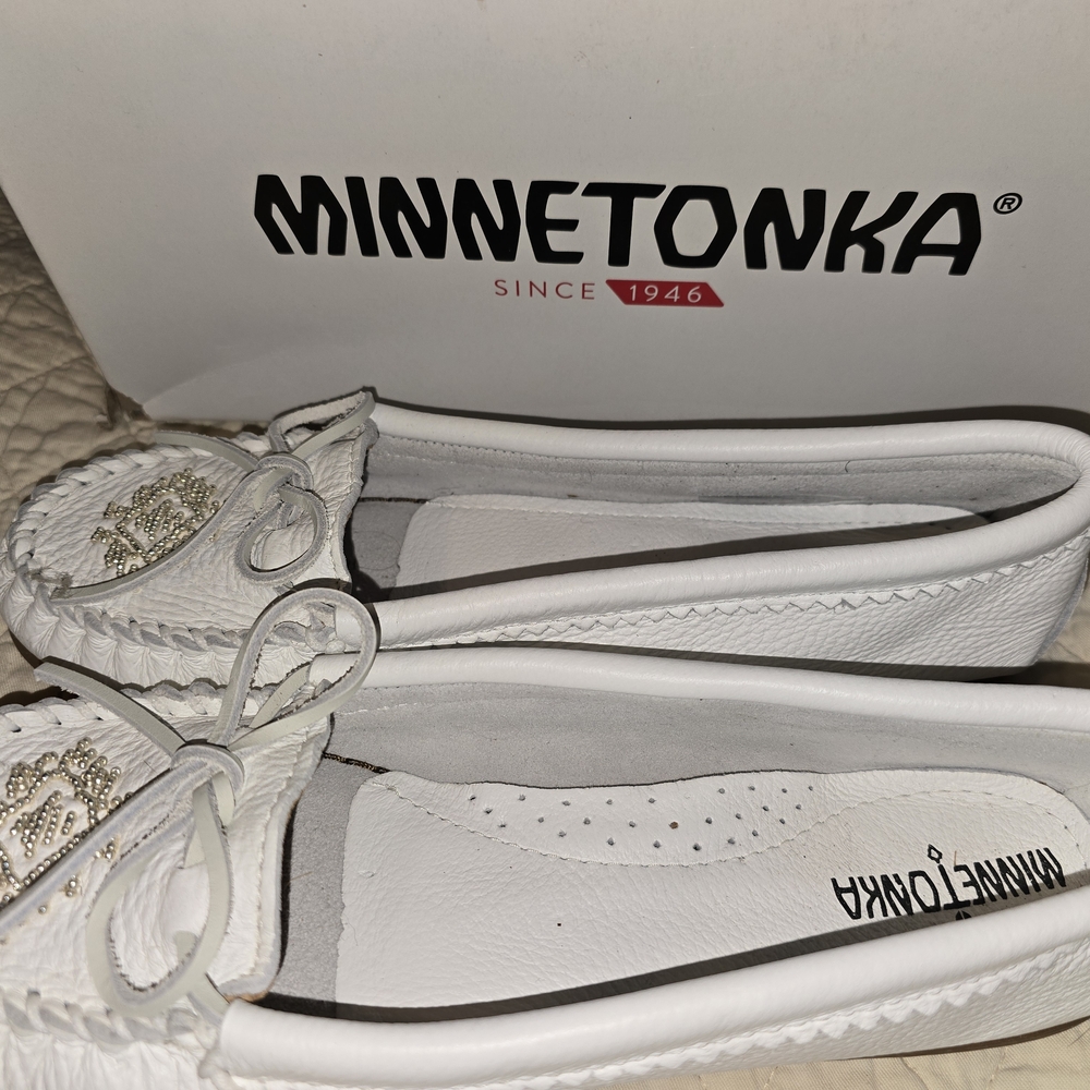 Minnetonka Tilia White Leather Beaded Bow-Accent Women’s Moccasins Womens 9